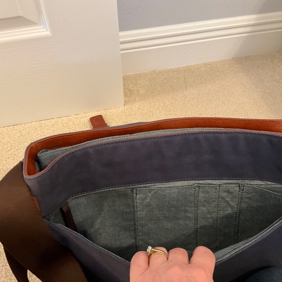 Jos A Bank steer messenger bag profile laptop - Picture 9 of 11